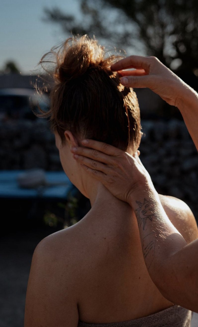 Nackenmassage im Abendlicht